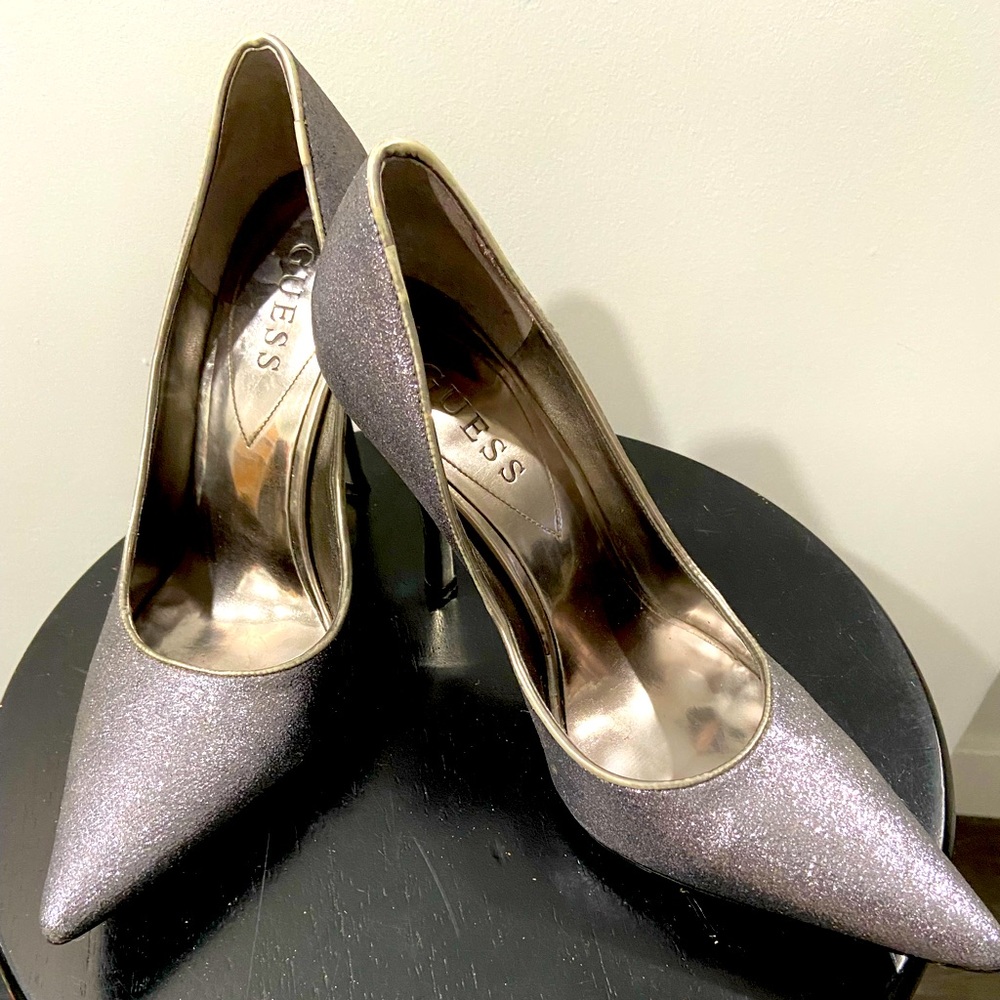 GUESS glitter pump
